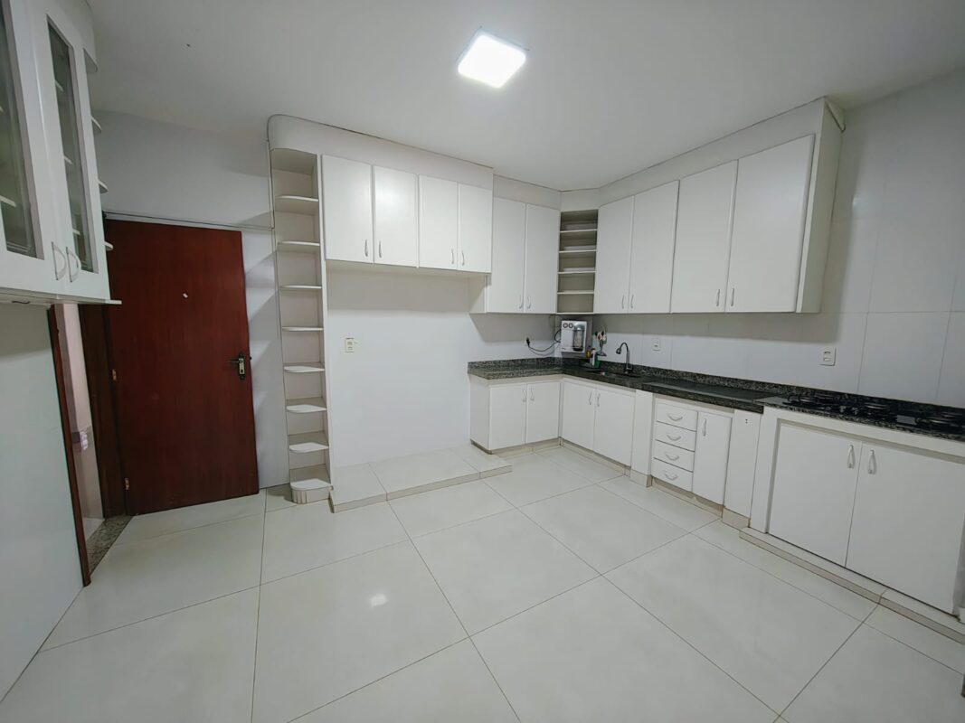 Jardim América Goiânia, Sobrado 6 quartos, sendo 2 Suítes, piscina e jacuzzi em Goiânia
