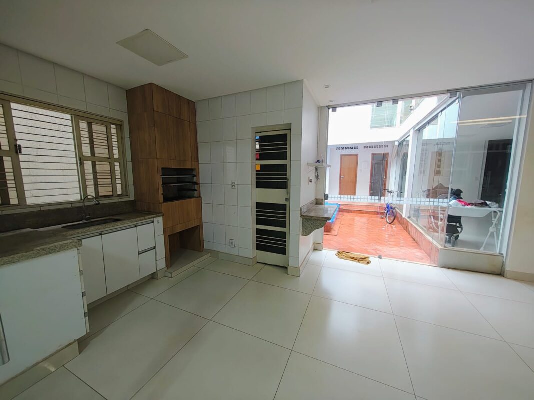 Jardim América Goiânia, Sobrado 6 quartos, sendo 2 Suítes, piscina e jacuzzi em Goiânia