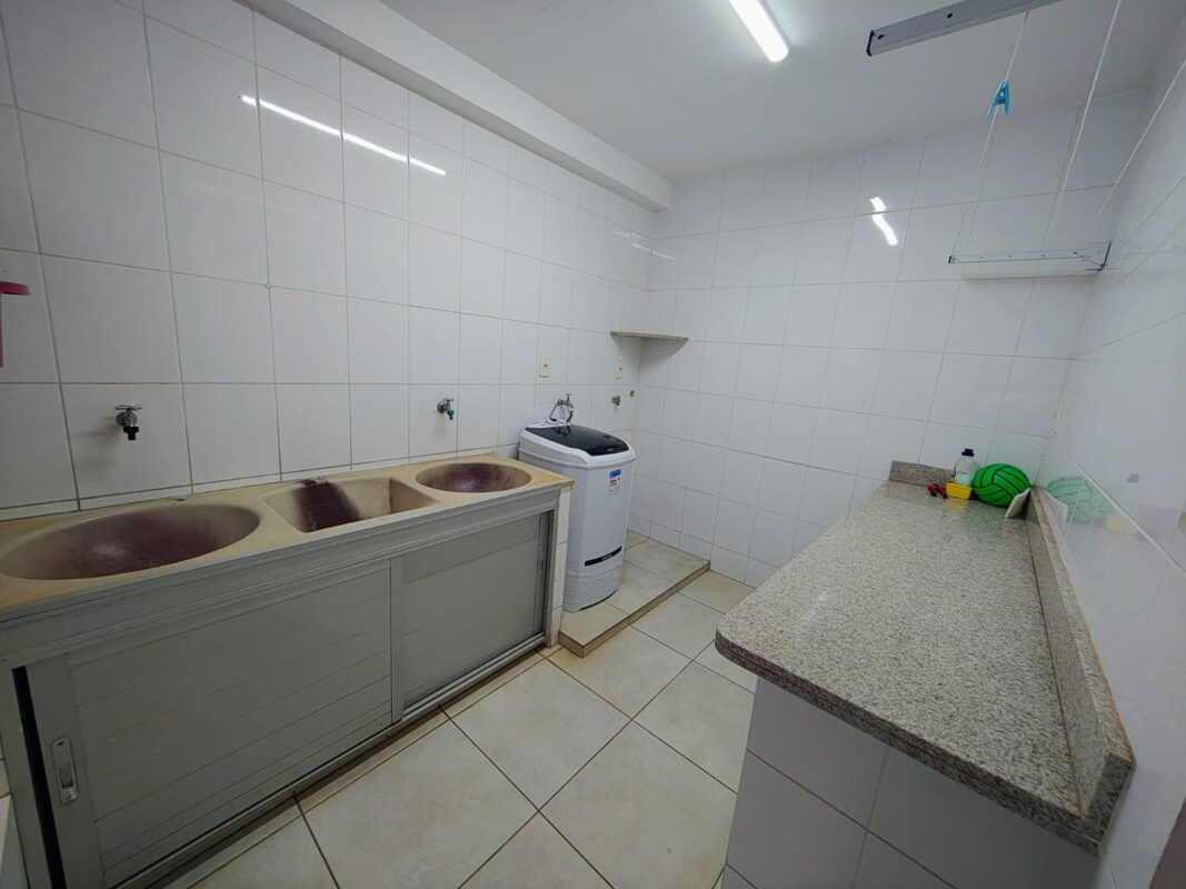 Jardim América Goiânia, Sobrado 6 quartos, sendo 2 Suítes, piscina e jacuzzi em Goiânia