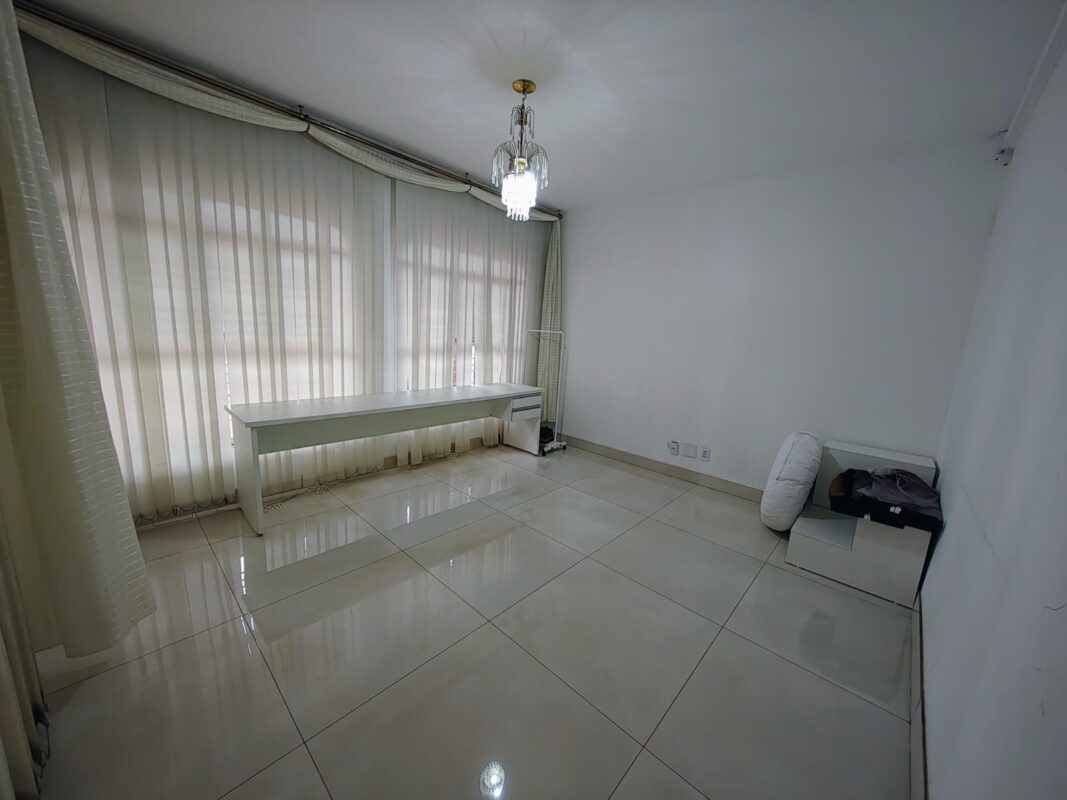 Jardim América Goiânia, Sobrado 6 quartos, sendo 2 Suítes, piscina e jacuzzi em Goiânia