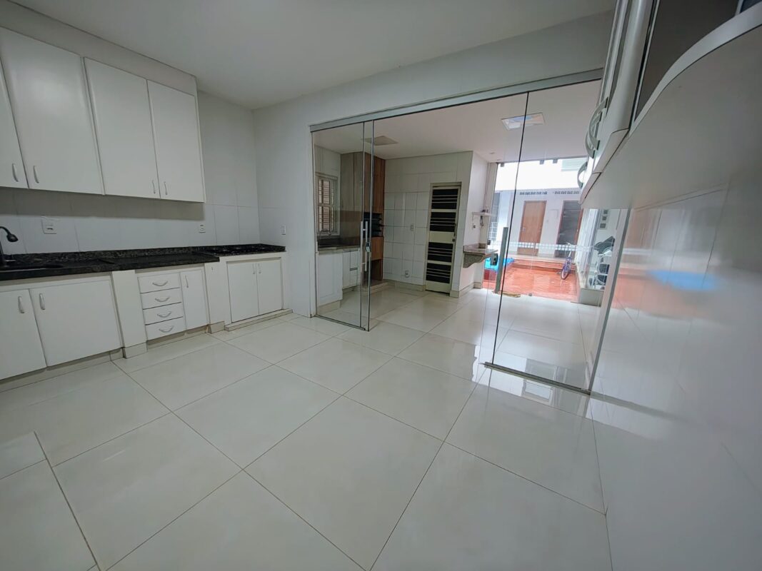 Jardim América Goiânia, Sobrado 6 quartos, sendo 2 Suítes, piscina e jacuzzi em Goiânia