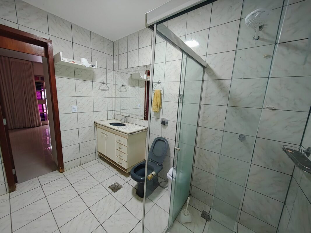 Jardim América Goiânia, Sobrado 6 quartos, sendo 2 Suítes, piscina e jacuzzi em Goiânia