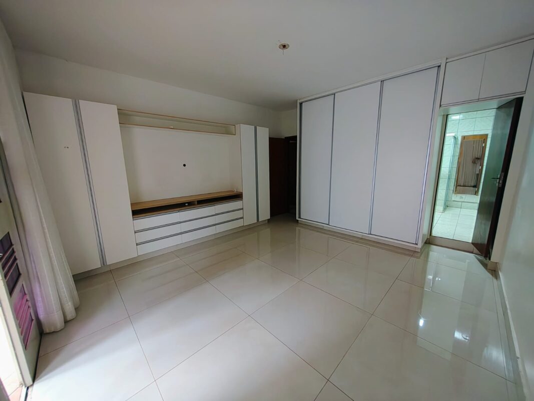 Jardim América Goiânia, Sobrado 6 quartos, sendo 2 Suítes, piscina e jacuzzi em Goiânia