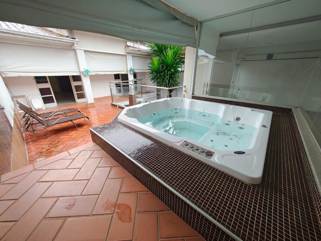 Jardim América Goiânia, Sobrado 6 quartos, sendo 2 Suítes, piscina e jacuzzi em Goiânia
